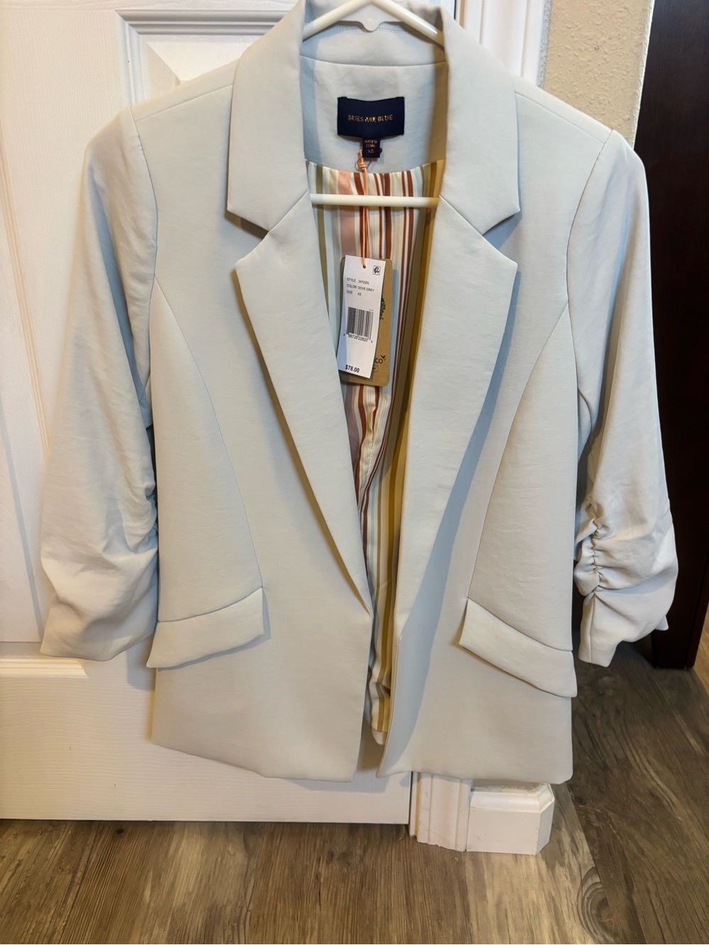 Women’s Skies Are Blue Light Grey Ruched-Sleeve Blazer